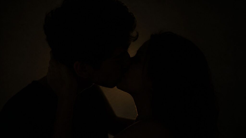 casal se beijando em galpãp