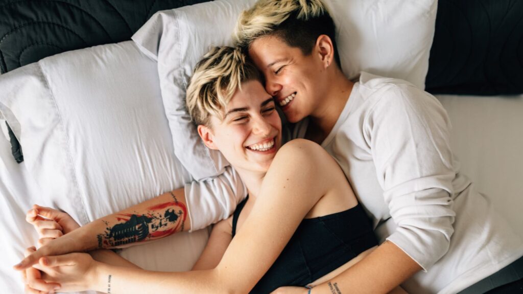 casal na cama de conchinha