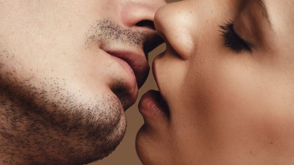 casal se beijando