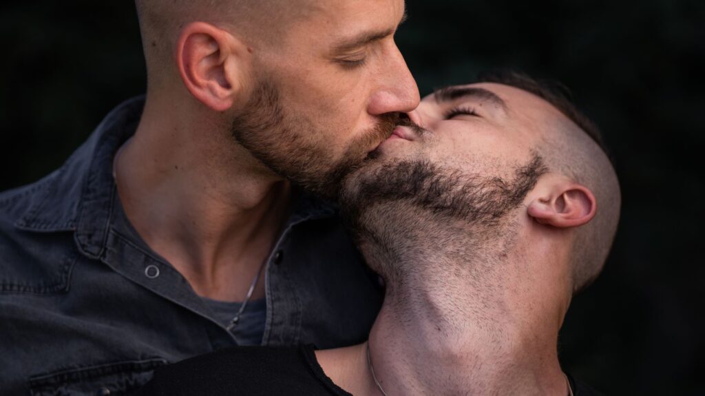casal gay se beijando