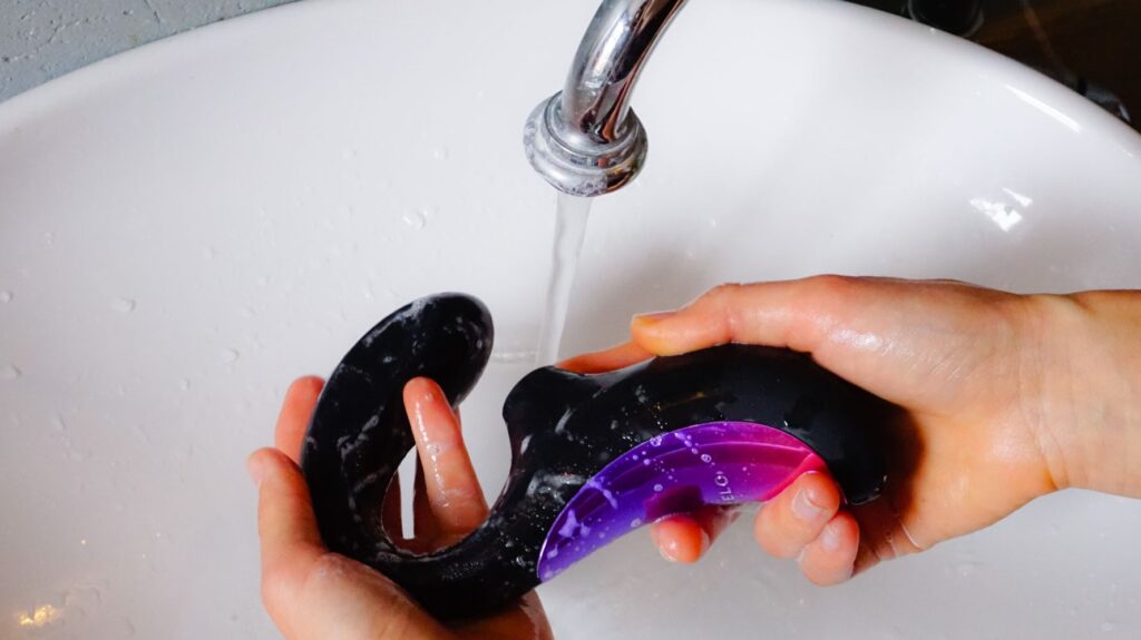 pessoa lavando dildo
