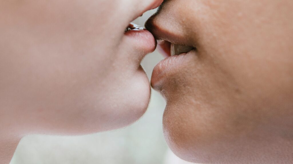 bocas de mulheres se beijando