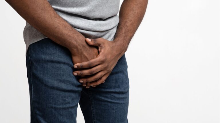 homem com mãos no pênis após praticar ballbusting