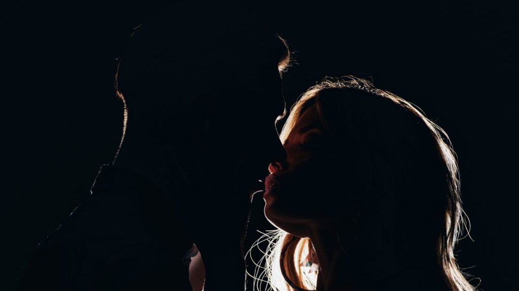 casal beijando no escuro