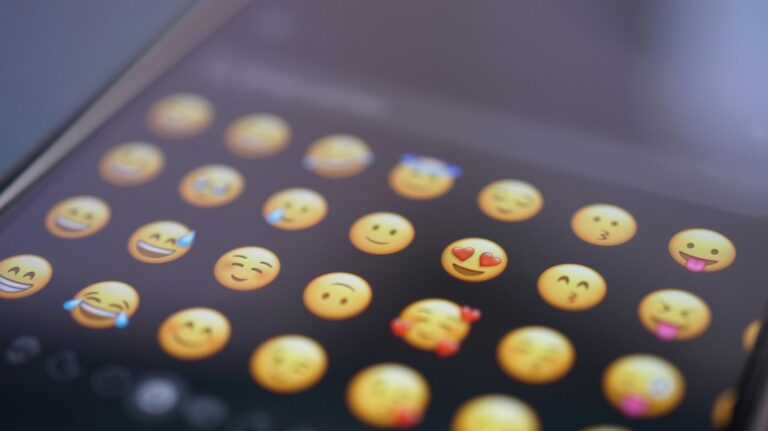 tela de celular com diversos emojis para ilustrar um post sobre significados dos emojis em apps de relacionamento
