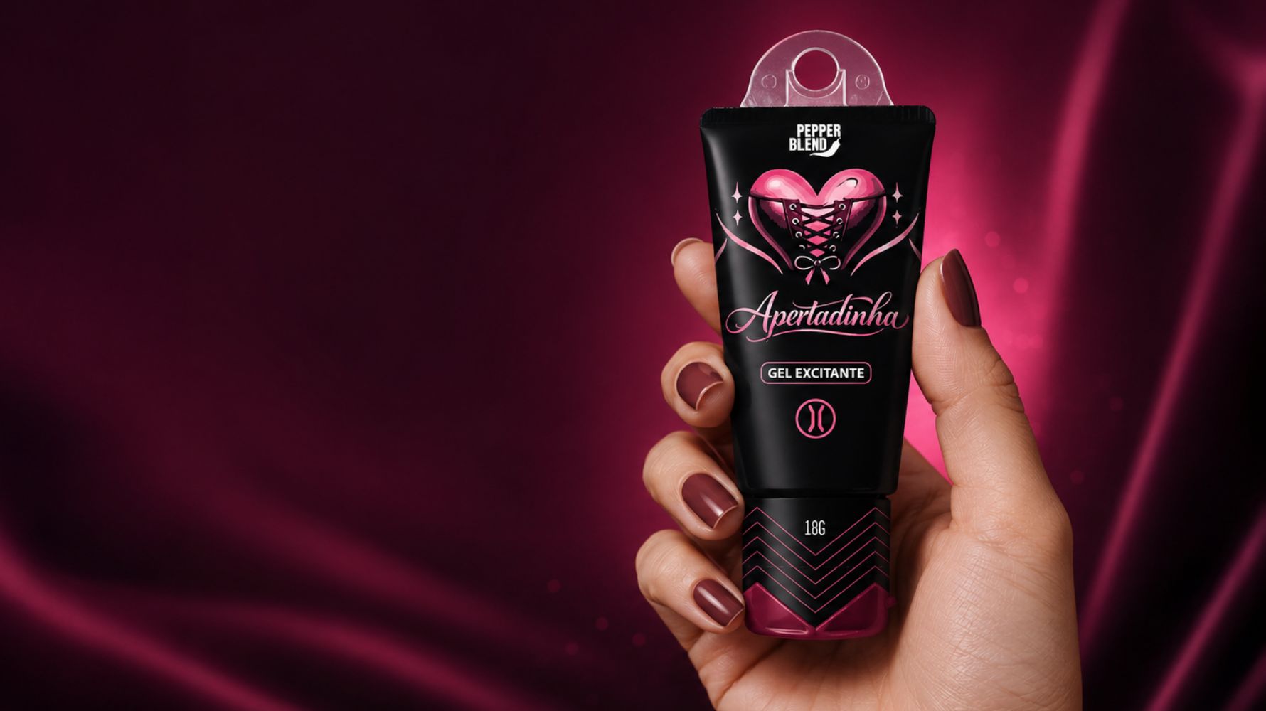 mão de mulher segurando embalagem do gel apertadinha