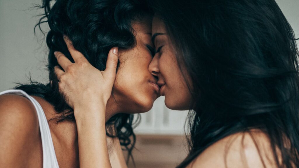 duas mulheres se beijando
