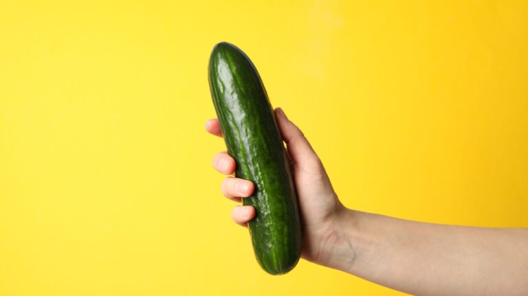 mulher segurando pepino para ilustrar um post sobre jelqing
