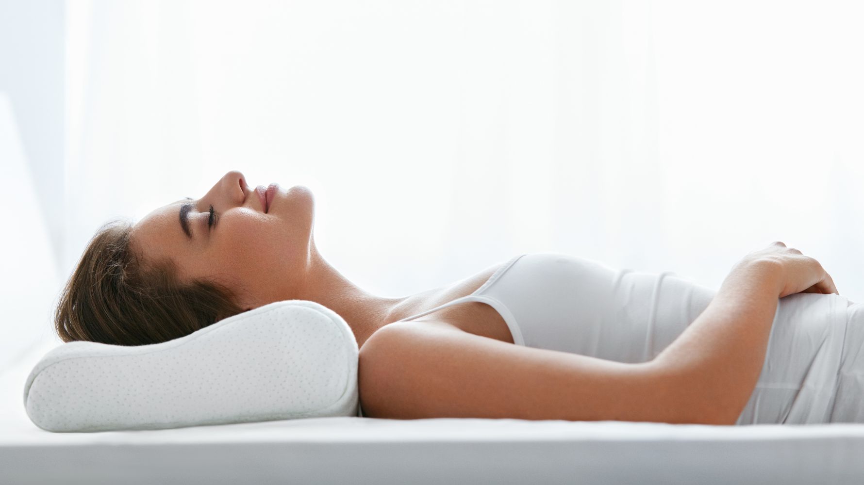 mulher deitada na cama fazendo pompoarismo