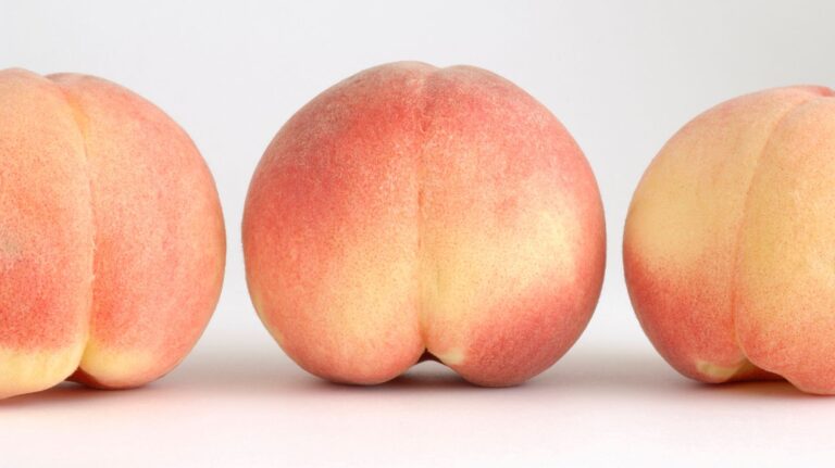 pessegos para remeter à anus