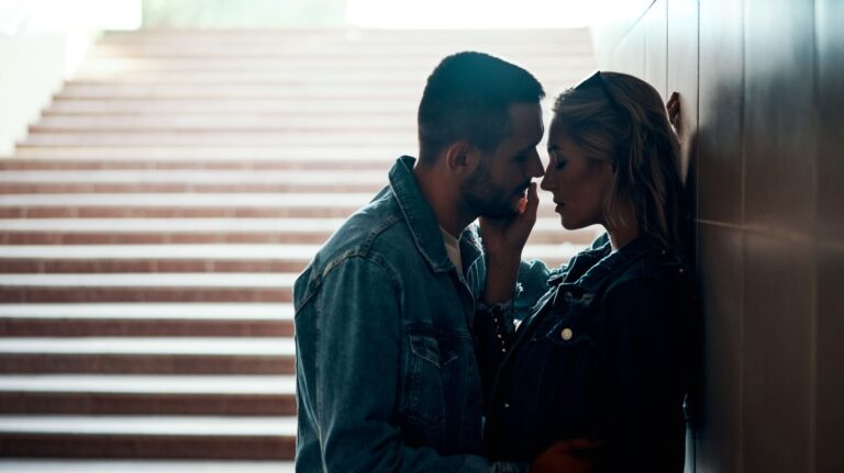 casal se beijando na escada