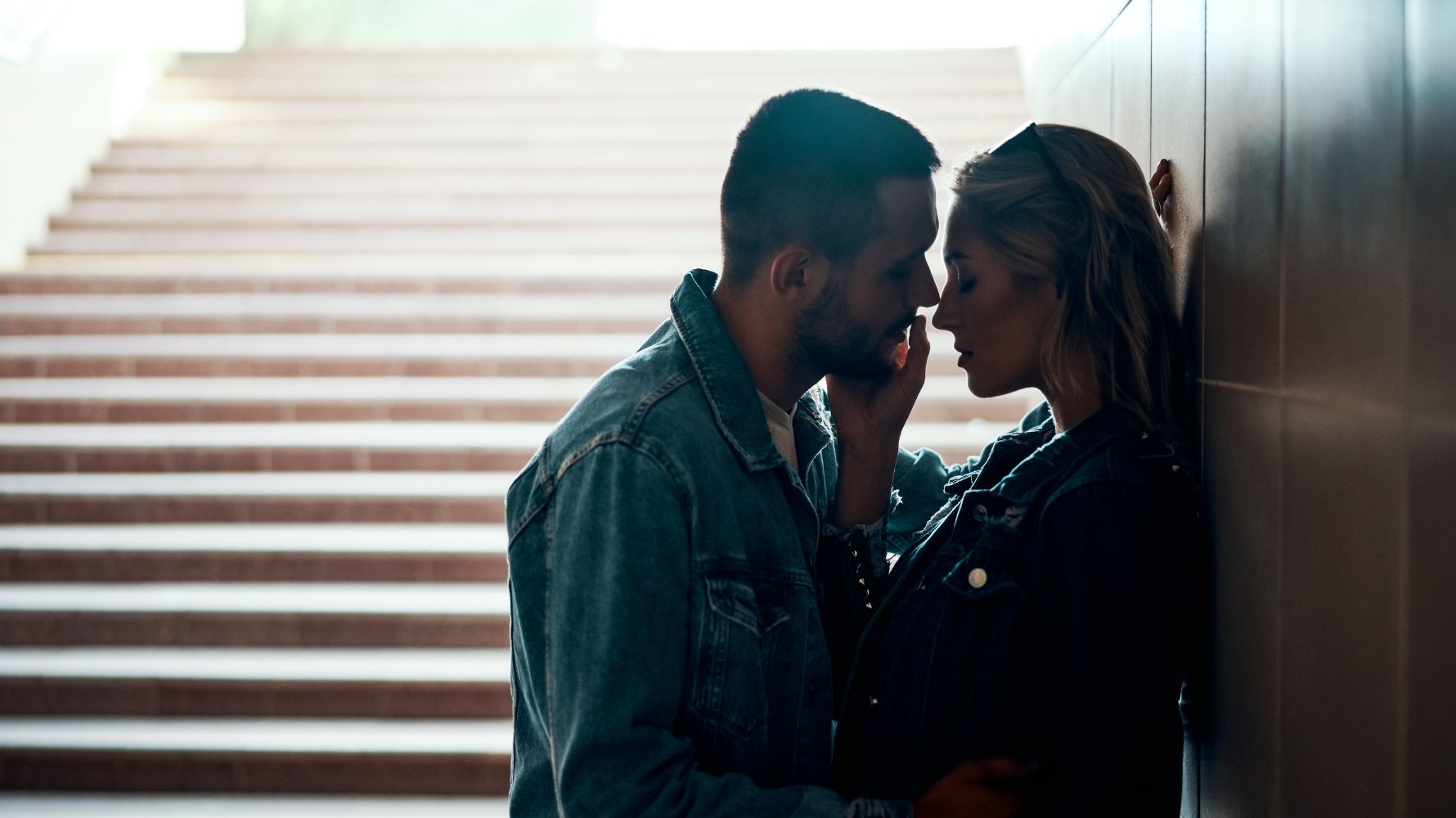 casal se beijando na escada
