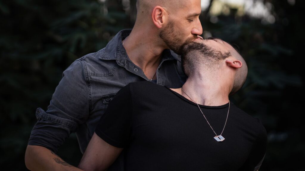 casal gay se beijando
