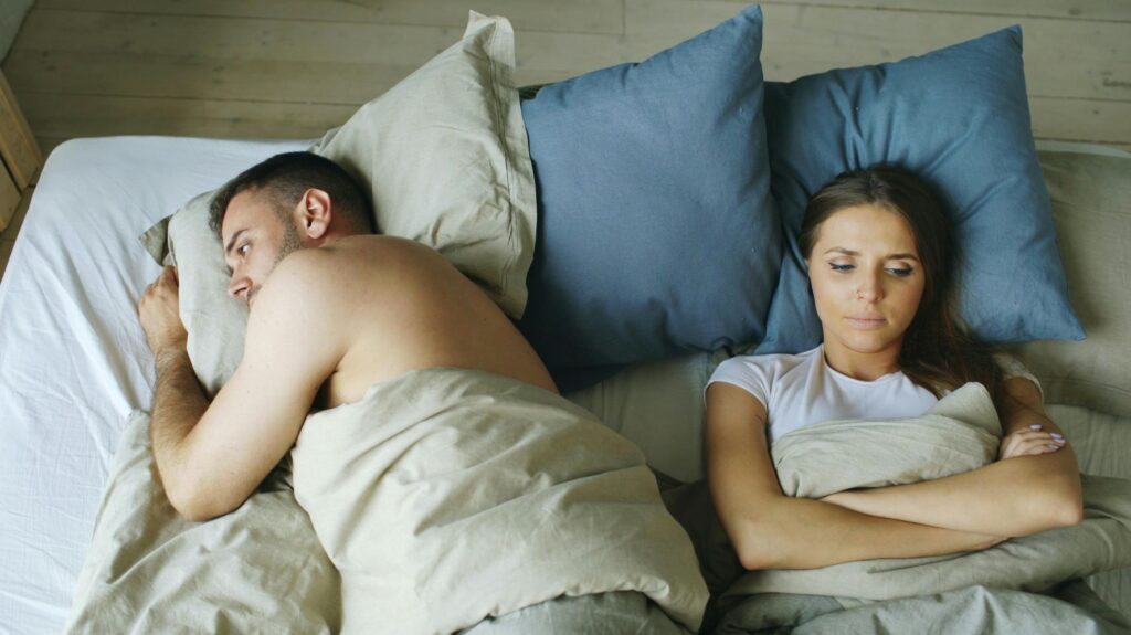 casal triste na cama