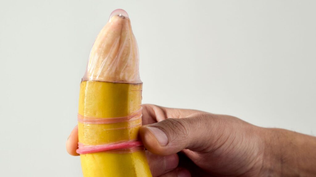 banana com camisinha remetendo a pênis