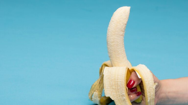 banana para ilustrar um post sobre líquido pré-ejaculatório