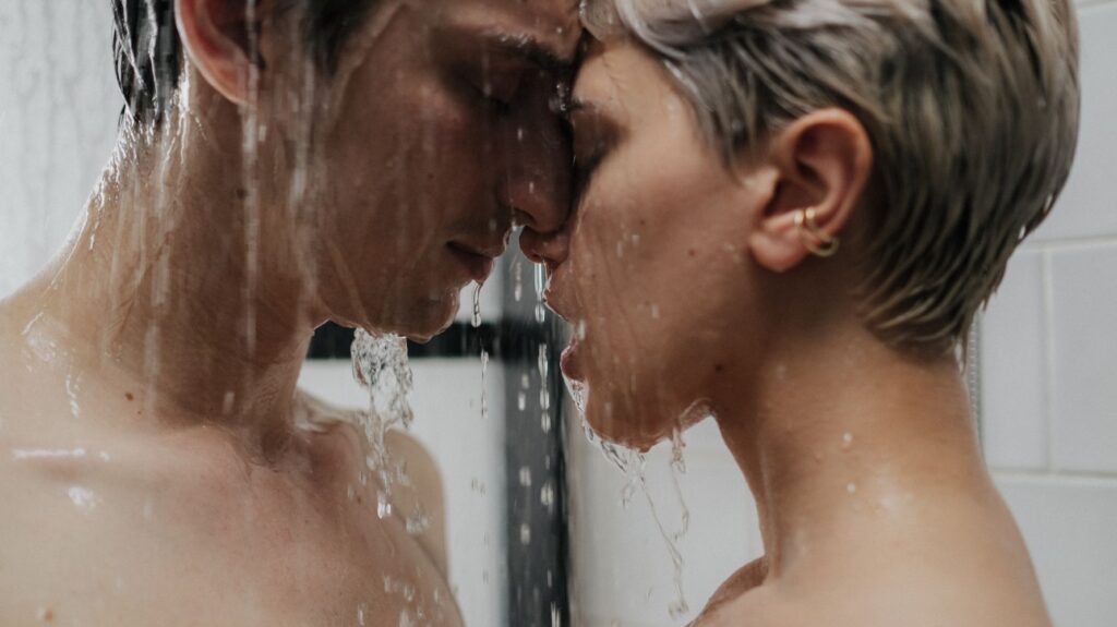 casal se beijando no chuveiro