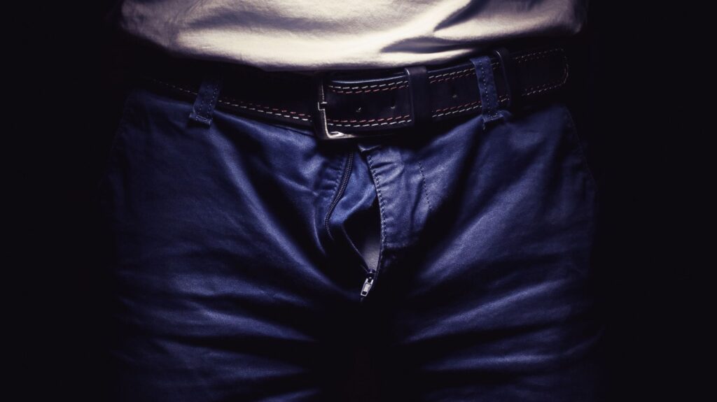 homem de calça aberta