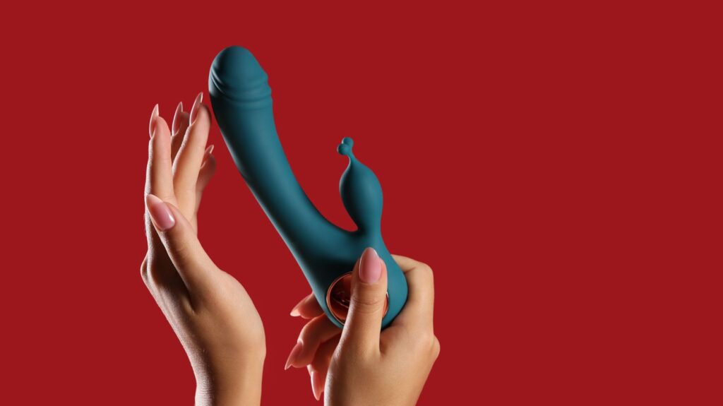 mão de muler segurando vibrador rabbit verde